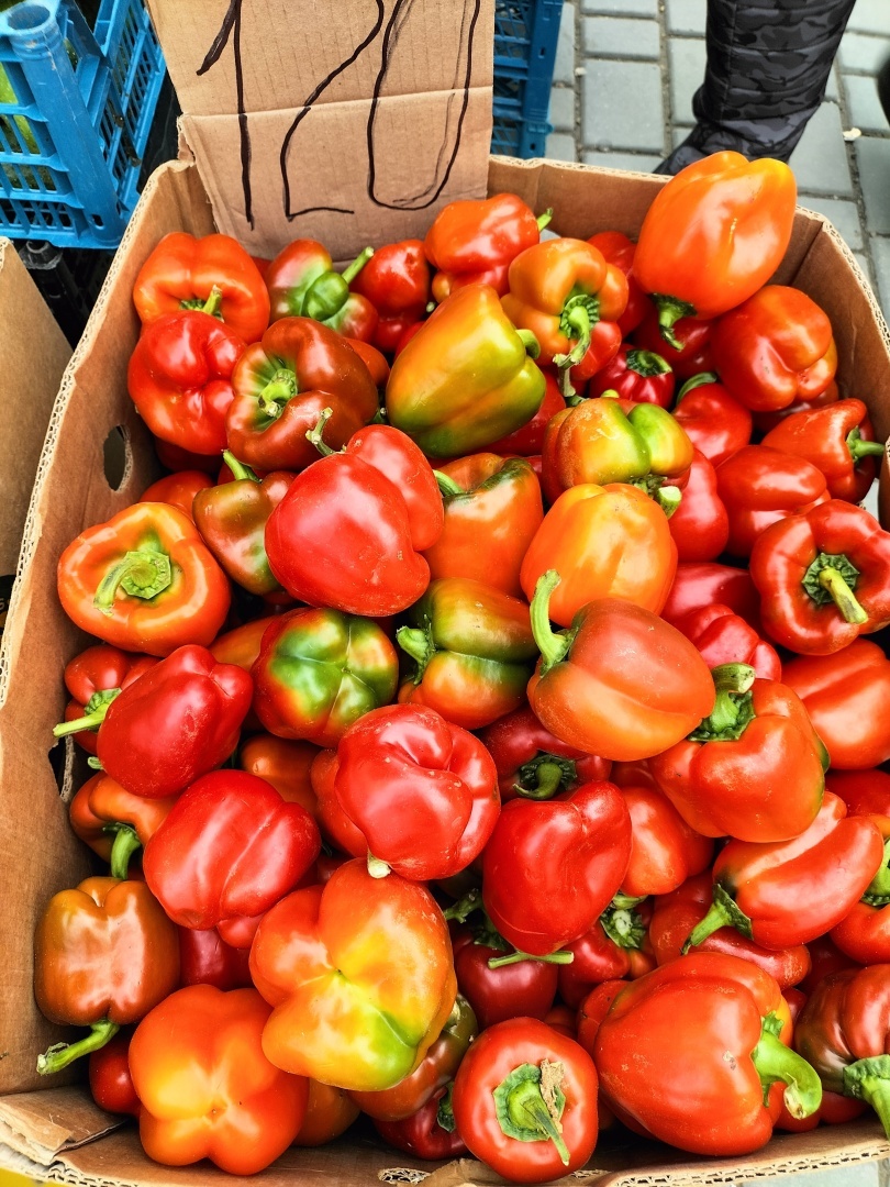 Мы в шоке от цен на местные овощи в Крыму в декабре. Они "золотые". Фото с рынка