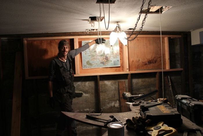 Старый гараж был завален хламом, но после ремонта его не узнать: закадычные друзья сделали в нём место встреч и отдыха