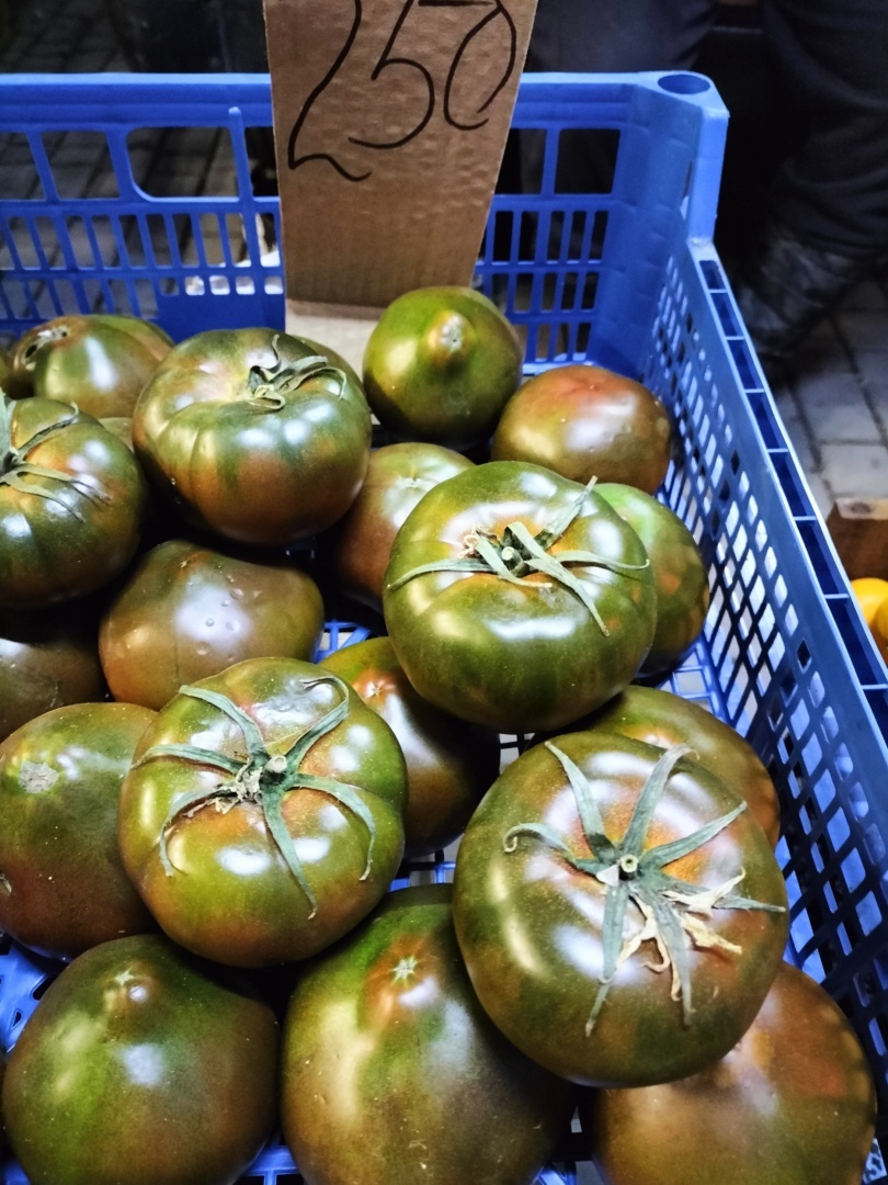 Мы в шоке от цен на местные овощи в Крыму в декабре. Они "золотые". Фото с рынка