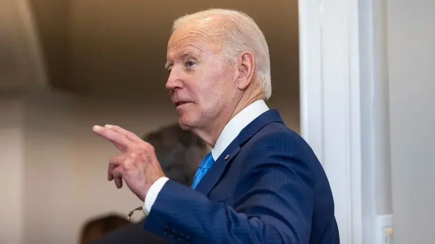 Байден ушел трогать чужие руки вместо ответа на вопрос про Бута и Грайнер: Американский народ недоволен, что их президент сделал «подарок Москве»