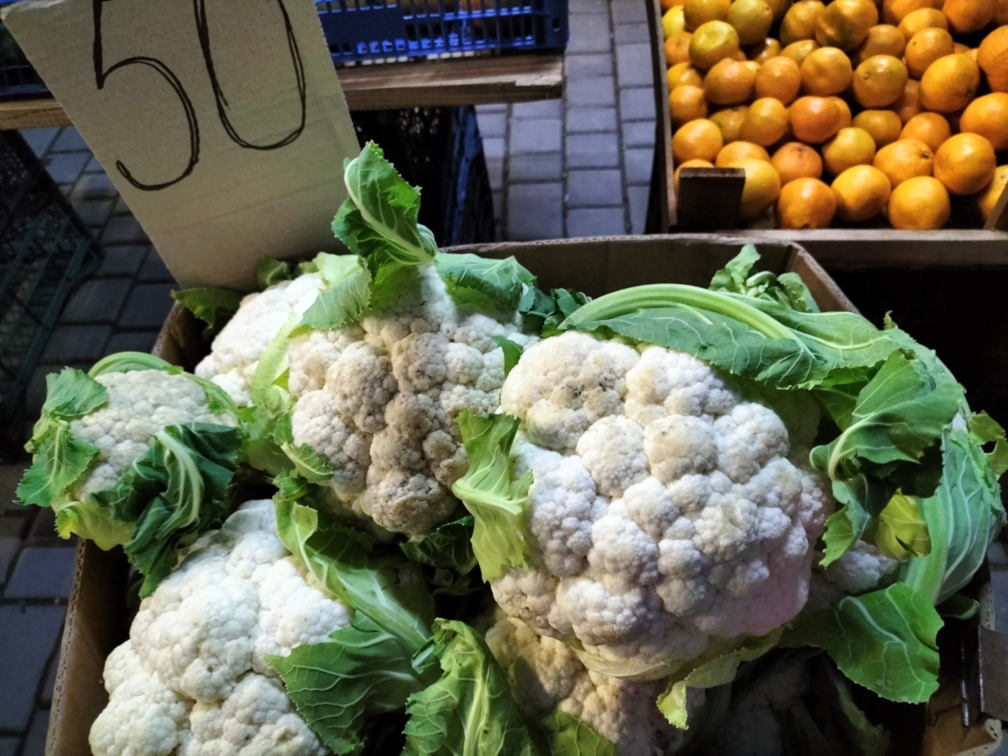 Мы в шоке от цен на местные овощи в Крыму в декабре. Они "золотые". Фото с рынка