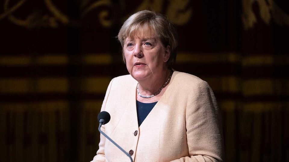 Арестович обвинил Меркель в "выращивании" Путина