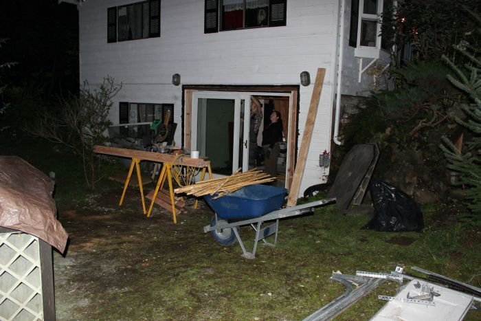 Старый гараж был завален хламом, но после ремонта его не узнать: закадычные друзья сделали в нём место встреч и отдыха