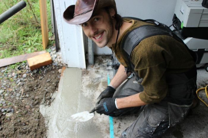 Старый гараж был завален хламом, но после ремонта его не узнать: закадычные друзья сделали в нём место встреч и отдыха