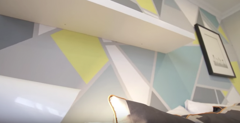 Во время ремонта женщины покрыли стены изолентой, окончательный результат привёл в восторг даже умелых мастеров