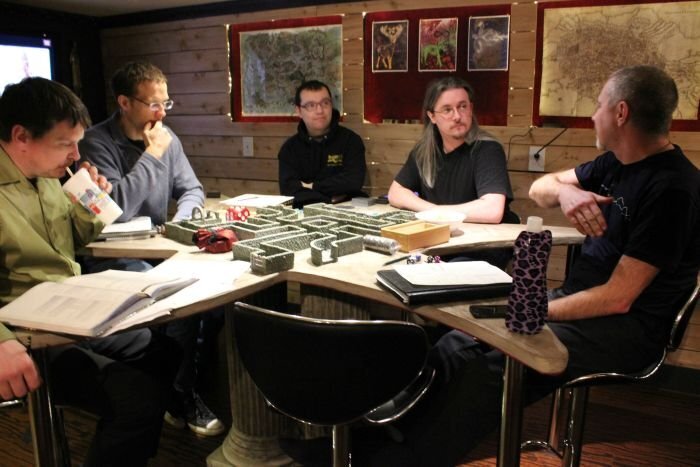 Старый гараж был завален хламом, но после ремонта его не узнать: закадычные друзья сделали в нём место встреч и отдыха