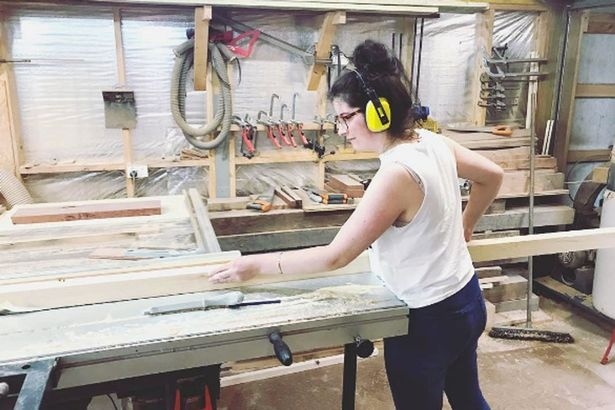 Муж бросил её с двумя маленькими детьми, а она не отчаялась и построила дом своими руками, даже не взяв кредит