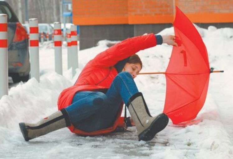 На дорогах скользко. Что делать, если упал? Как получить деньги за травмы, полученные в результате гололёда и падения сосулек