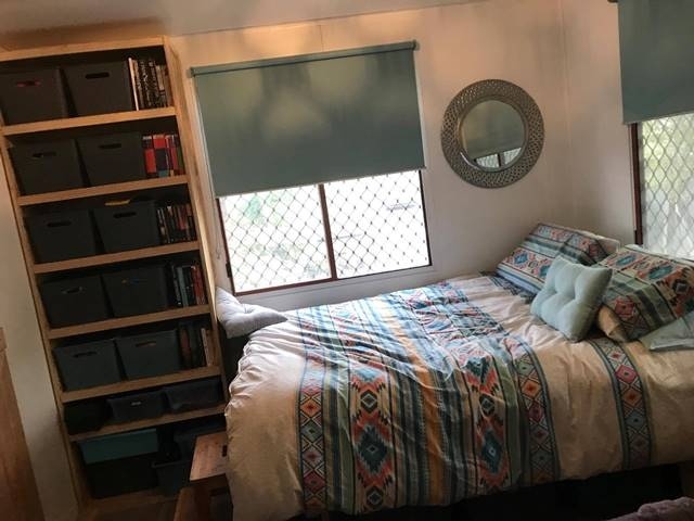 Муж бросил её с двумя маленькими детьми, а она не отчаялась и построила дом своими руками, даже не взяв кредит