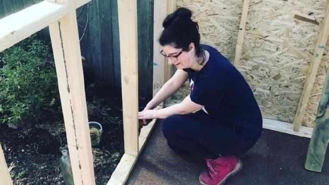 Муж бросил её с двумя маленькими детьми, а она не отчаялась и построила дом своими руками, даже не взяв кредит