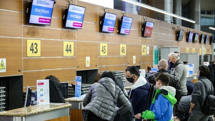 Улететь вообще невозможно: 100 пассажиров стали заложниками ливня в Москве