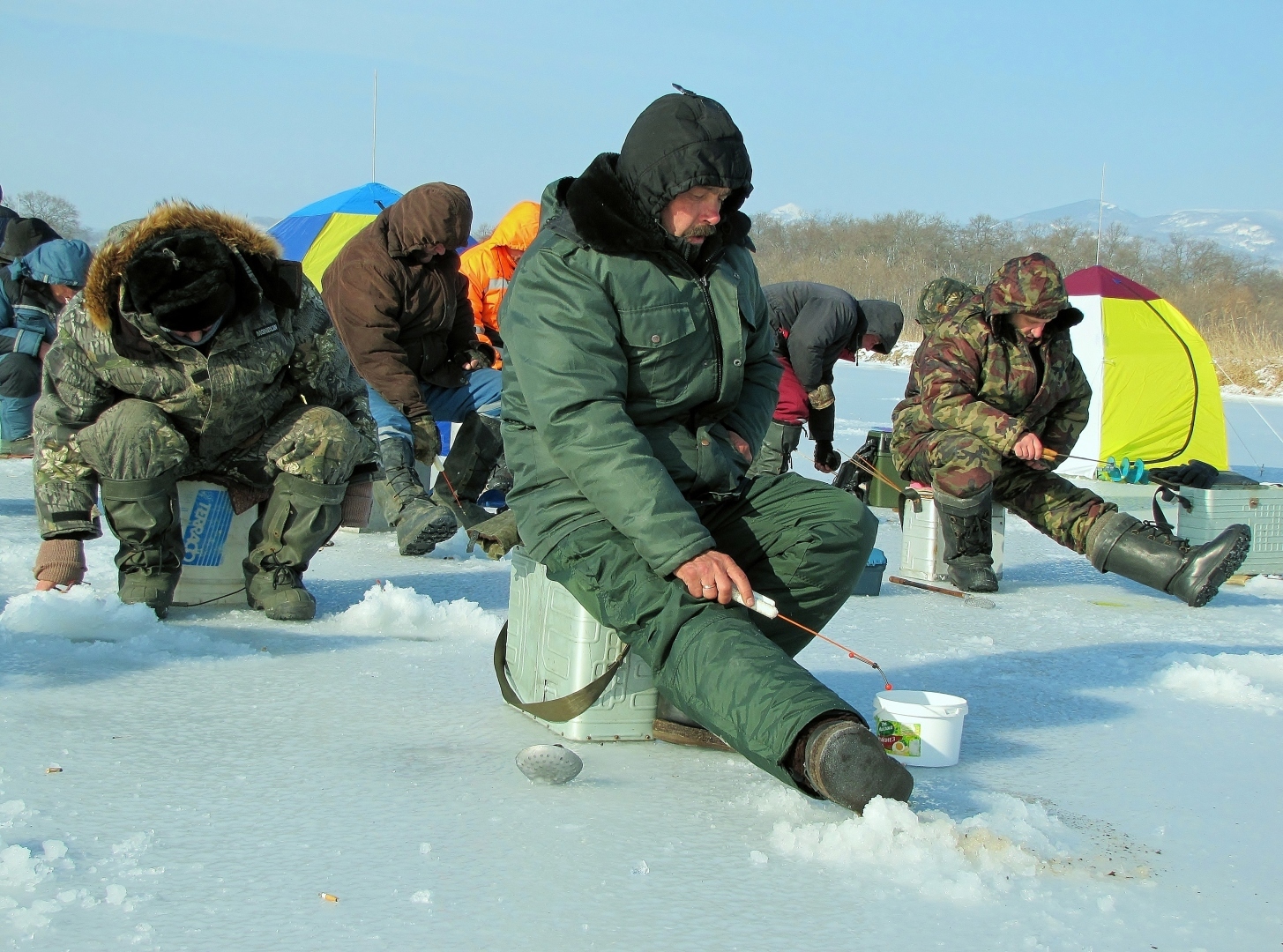 Корюшка пахнет огурцом.