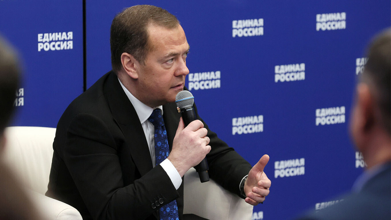 Медведев призвал россиян сплотиться и терпеть. Я согласная и приглашаю Дмитрия к себе, на перетерпёжку