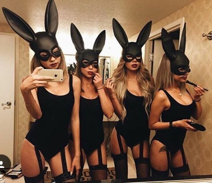 Как и в чем встречать новый год 2023? Чулки, пижама или платье? Как понравиться символу года кролику?