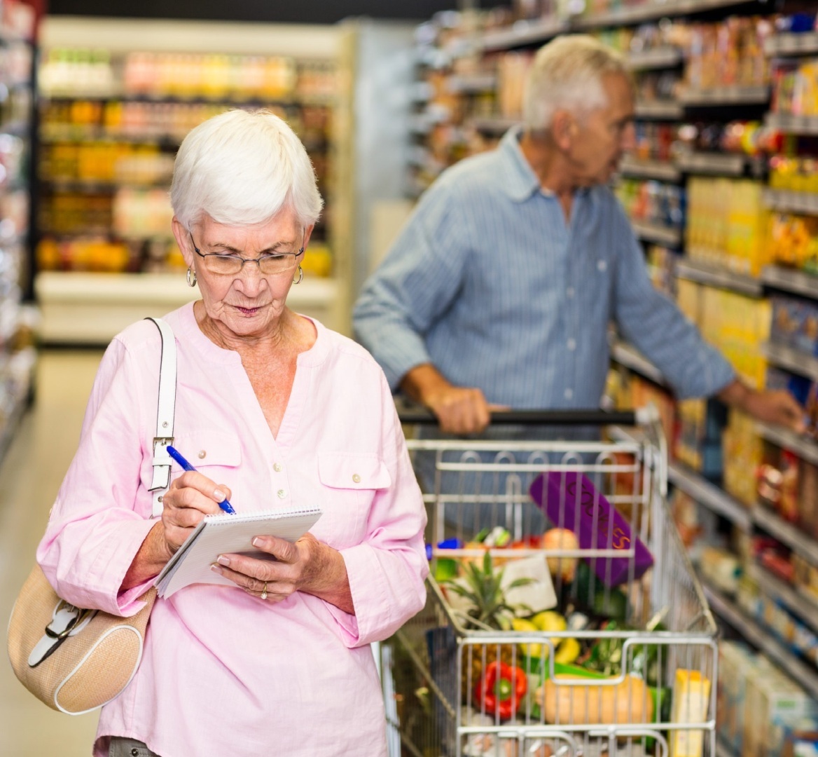 Пенсия перед новым годом. Пожилые люди в магазине. Пенсионеры с продуктами. Пожилые покупатели. Пенсионер покупатель.