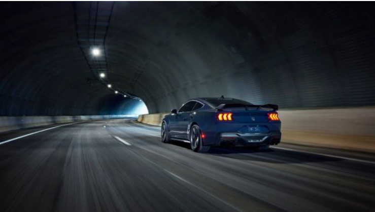 Мустанг показал свою «темную» сторону с 500 лошадиными силами