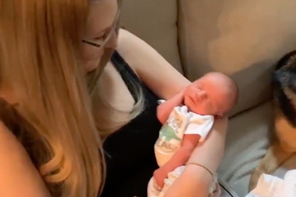Женщина узнала о своей беременности в процессе рождения ребёнка, появление сына стало для неё неожиданным сюрпризом