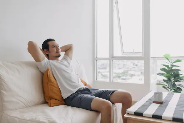 Где лучше жить: в квартире или в доме? Сидеть в четырех стенах, лежа на диване или копаться на участке и иметь свои овощи и фрукты? Ваше мнение