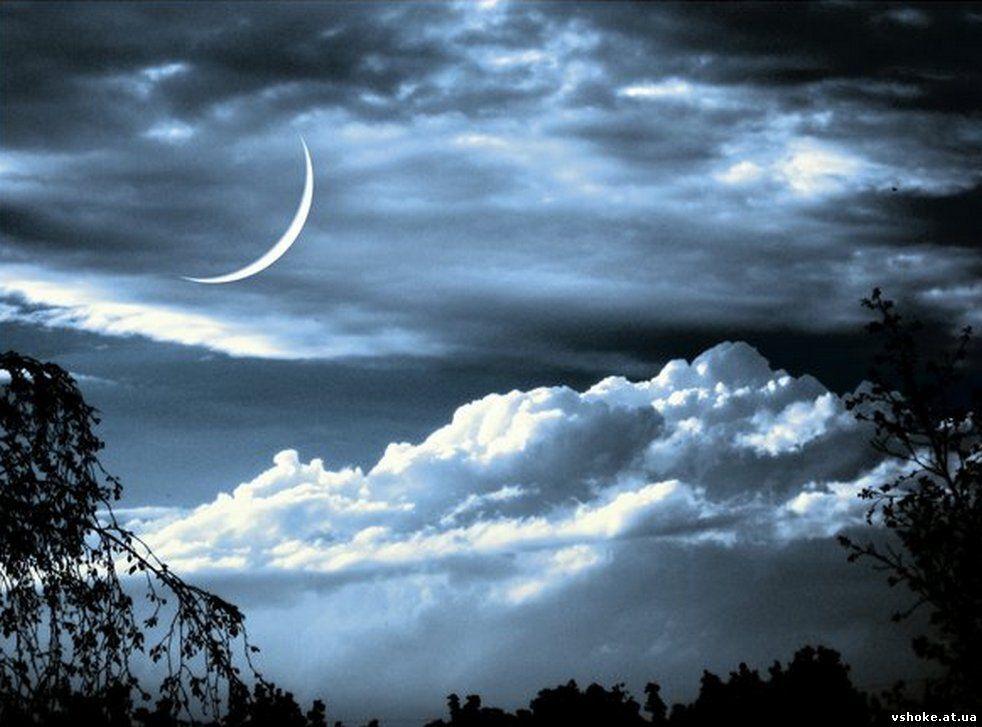 Незабываемый месяц. Луна новолуние. Месяц на небе. Молодой месяц. Ночное небо с месяцем.