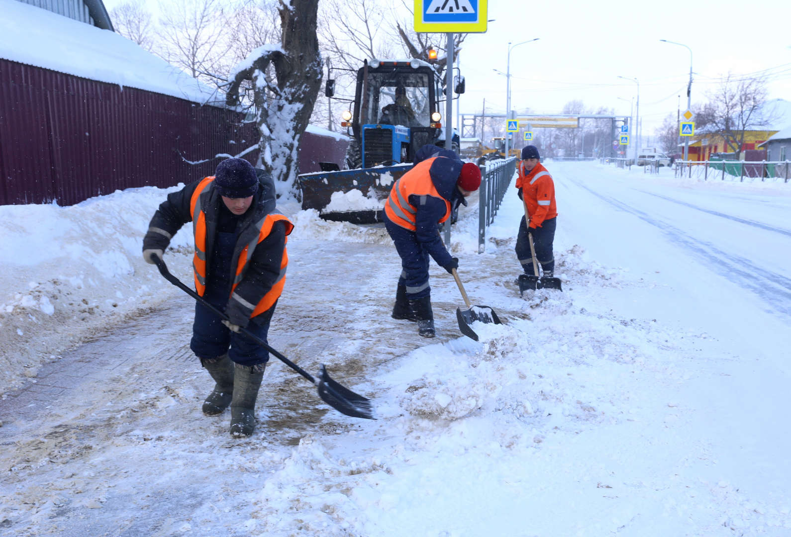 Жители столицы разогнали всех узбеков и таджиков, а теперь ноют, что некому чистить снег