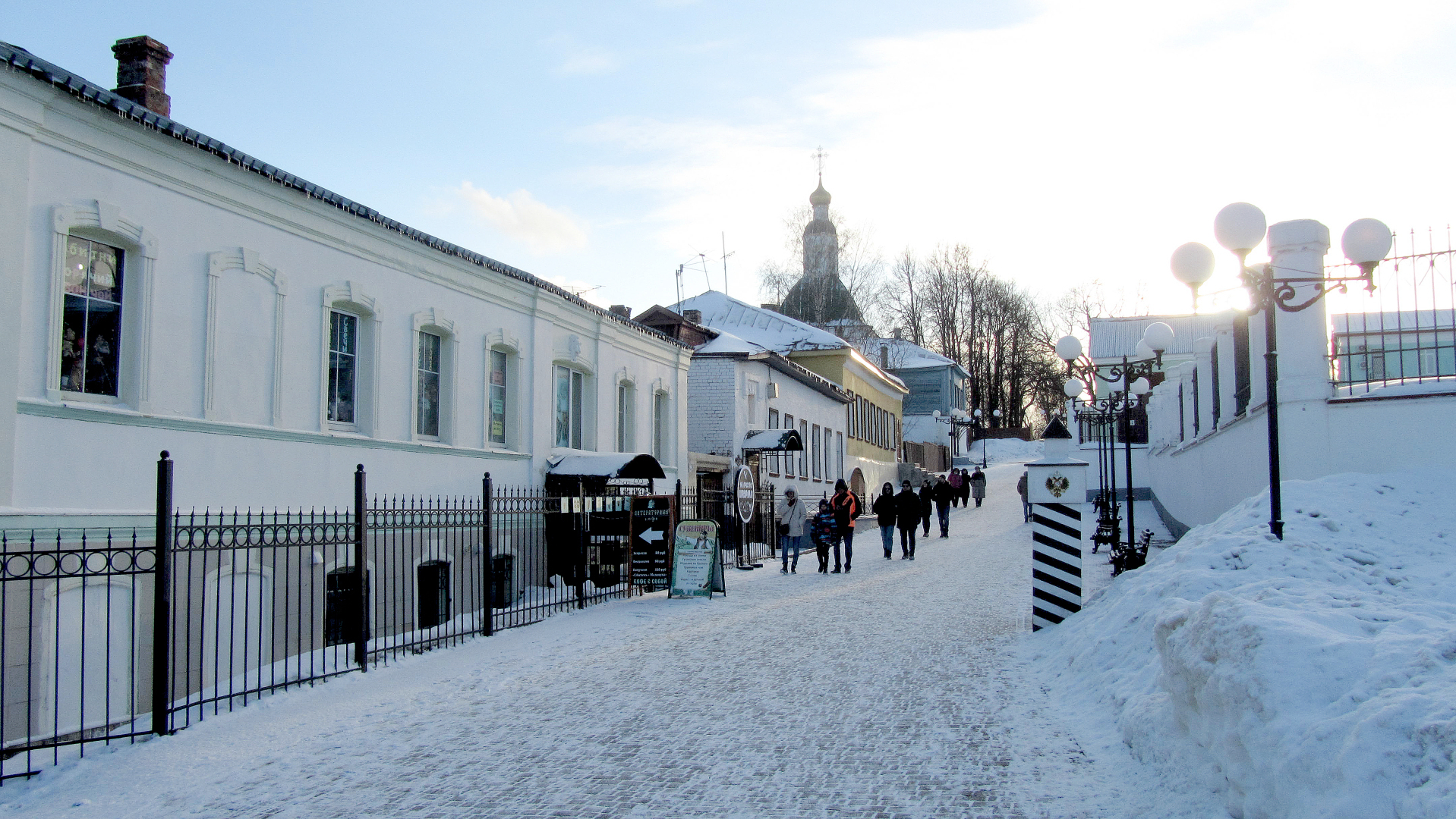 Шагая по огромной карте...