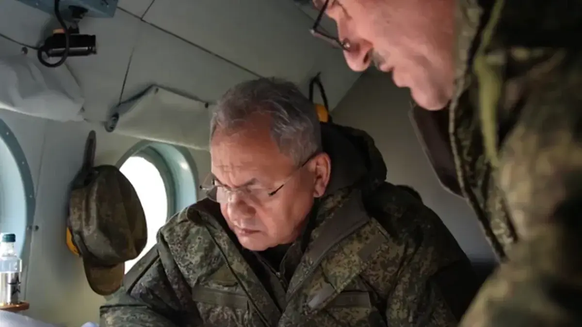 Сергей Шойгу прилетел в Минск, хромая и пряча правую руку. Что случилось со здоровьем главы Минобороны? Видео