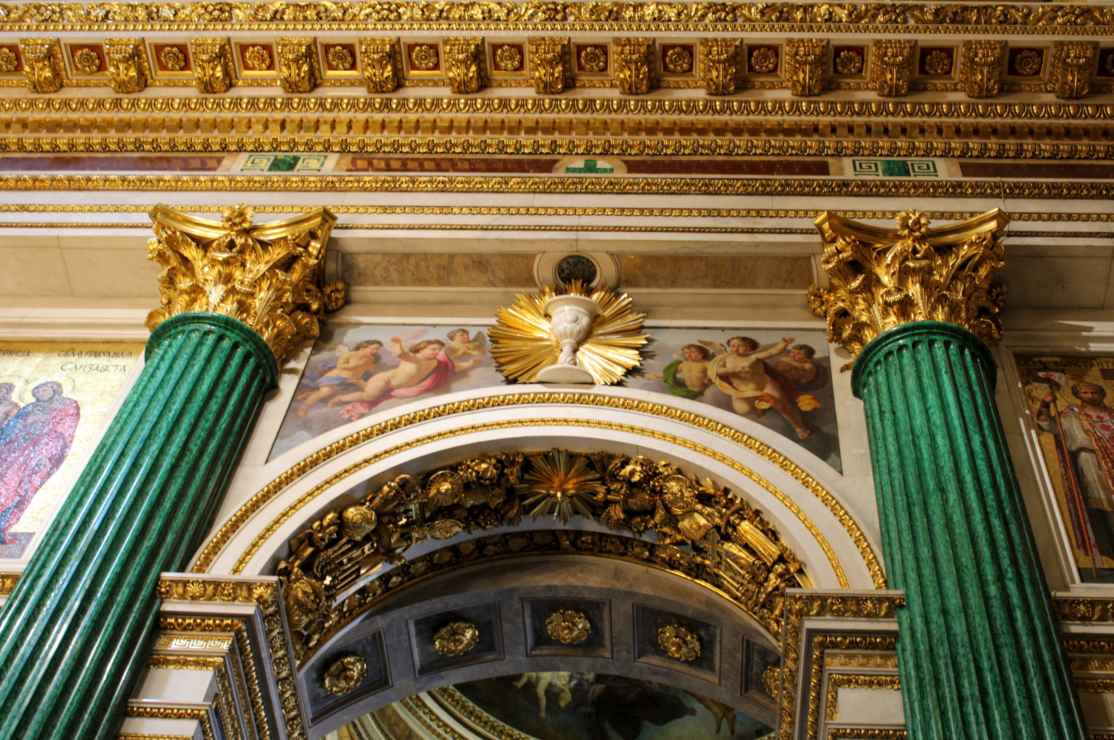 Нетипичный для православных храмов интерьер Исаакиевского собора