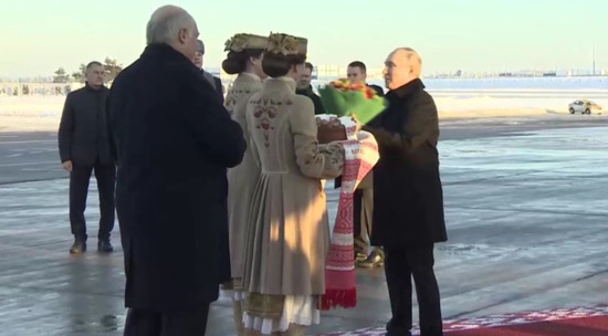 Лукашенко встретил Путина хлебом-солью у трапа.