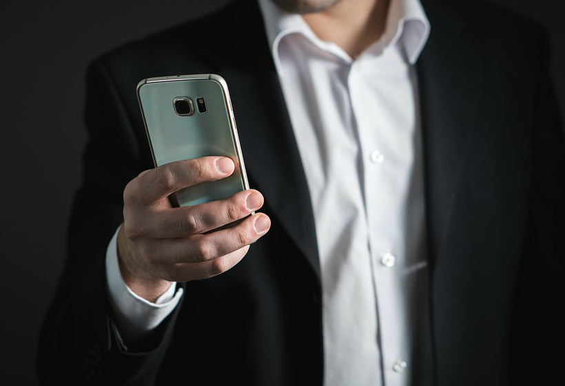 Попросили официально уволиться, продолжаю работать без договора. Могу ли восстановиться в должности?