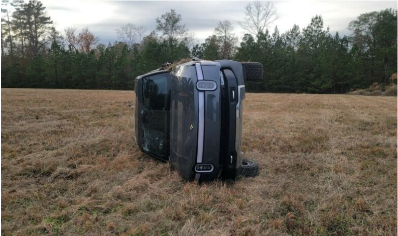 Владелец Rivian предупреждал, что пикапы легко опрокидываются, но узнал это на собственном горьком опыте