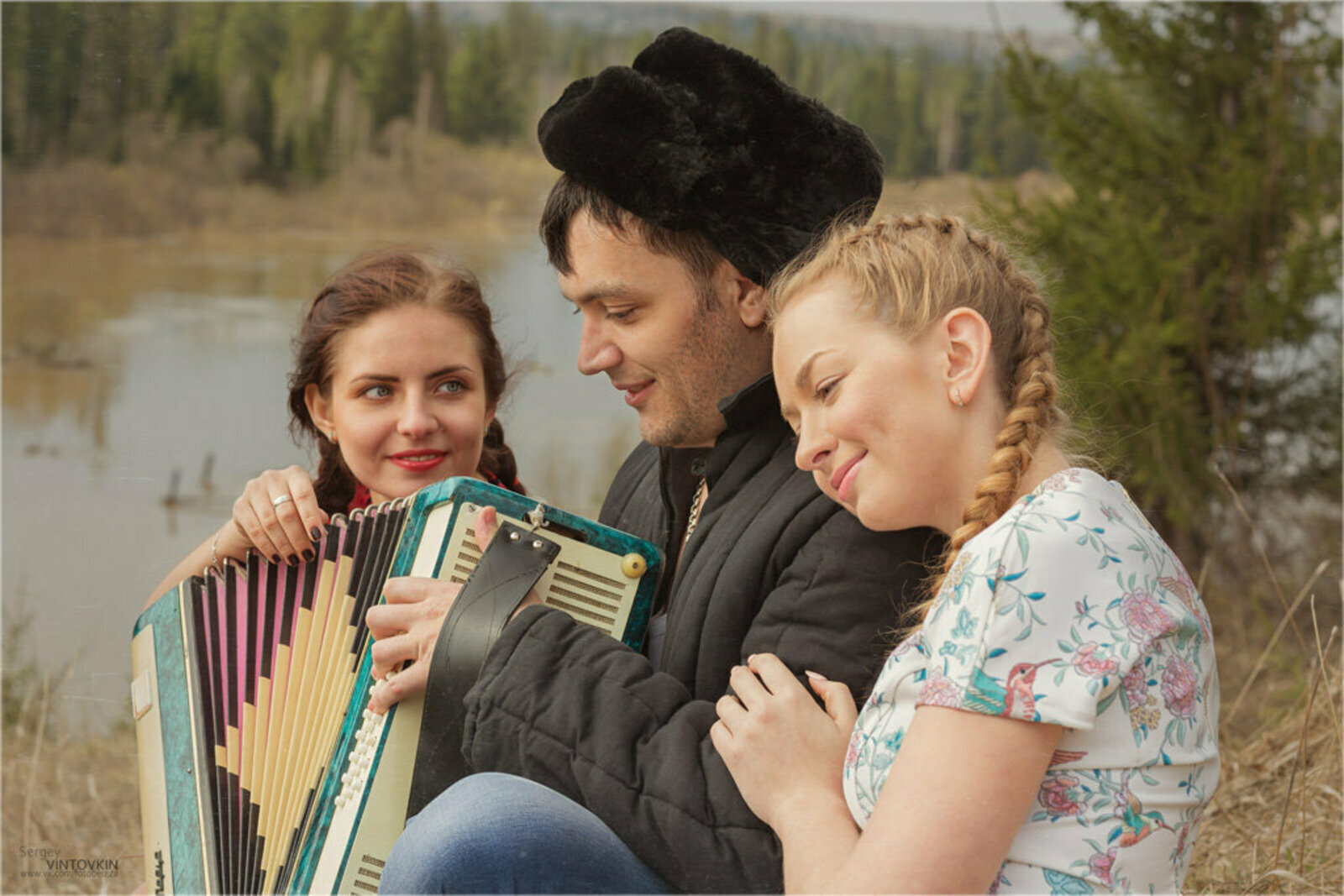 Песни села. Любовь в деревне. Гармонист первый парень на деревне. Гармонист с девушкой. Гармонист - первый парень на селе.