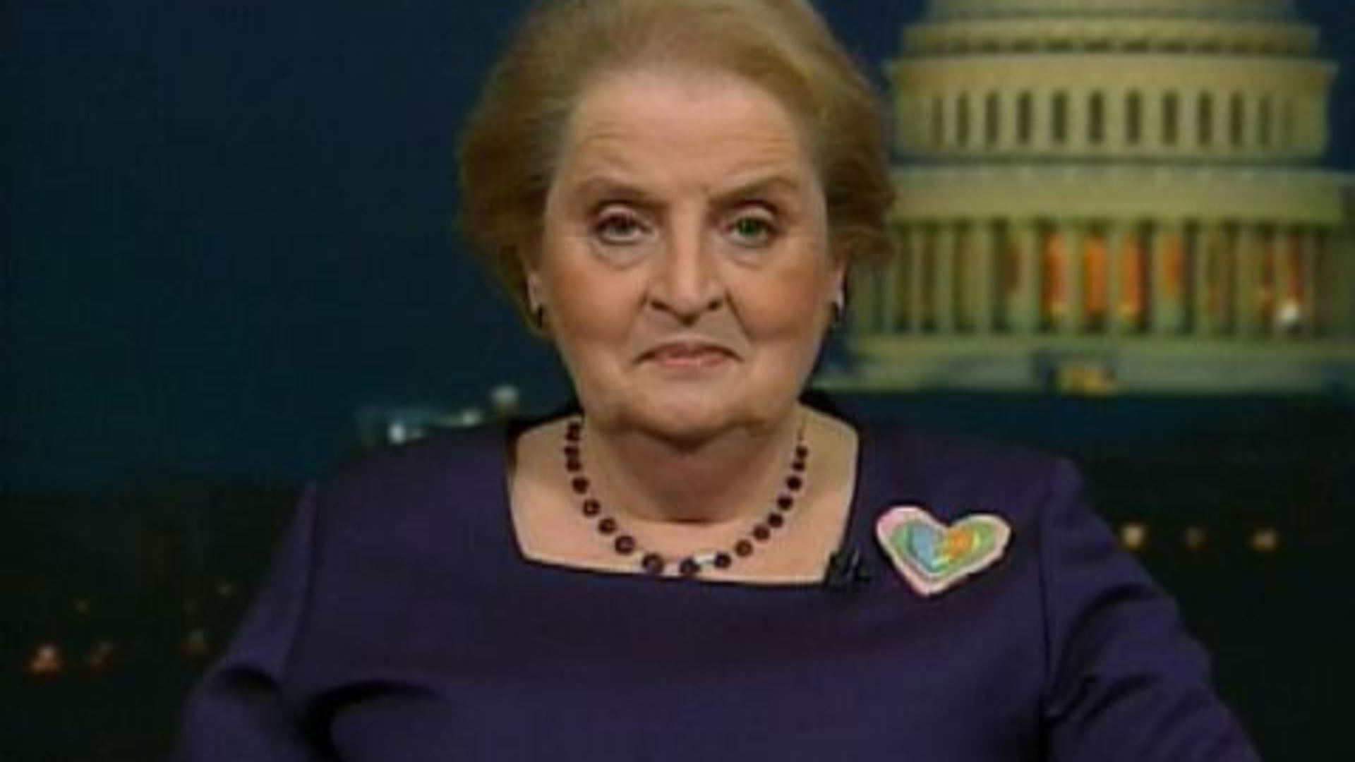 Почему первая женщина-госсекретарь США Мадлен Олбрайт так внимательно подбирала свои броши в зависимости от ситуации в мире?