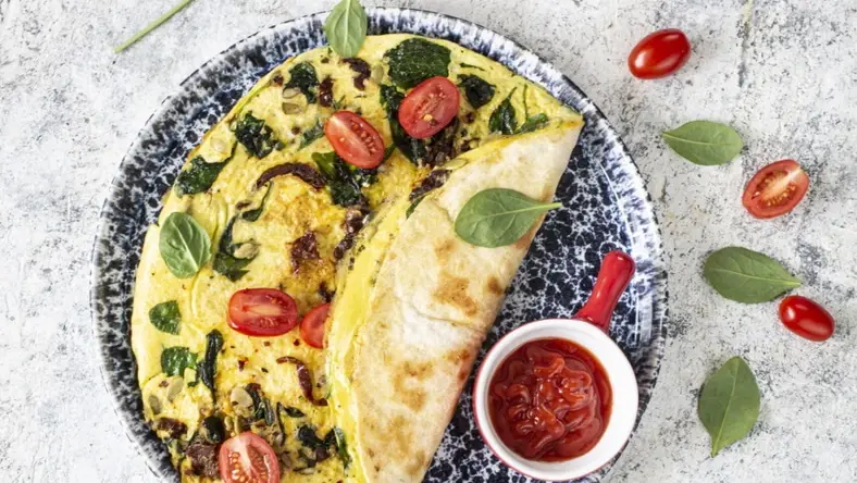 Омлет на лепешке с оригинальными добавками.