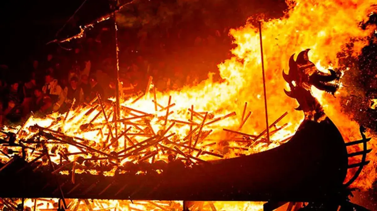 Члены батальона «Азов»* провели ритуальное сожжение тел своих погибших бойцов