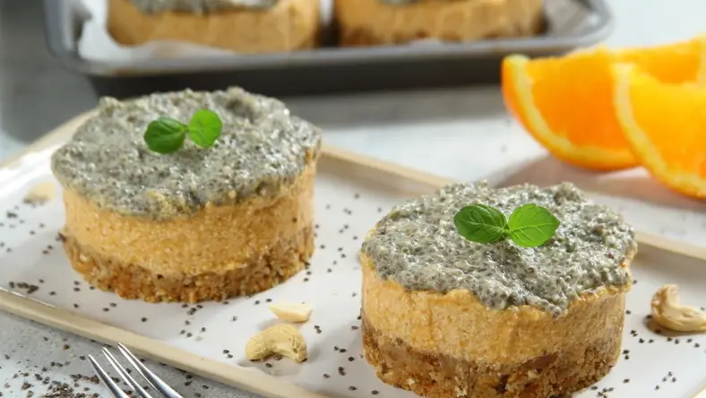 Веганские тыквенно-апельсиновые чизкейки.