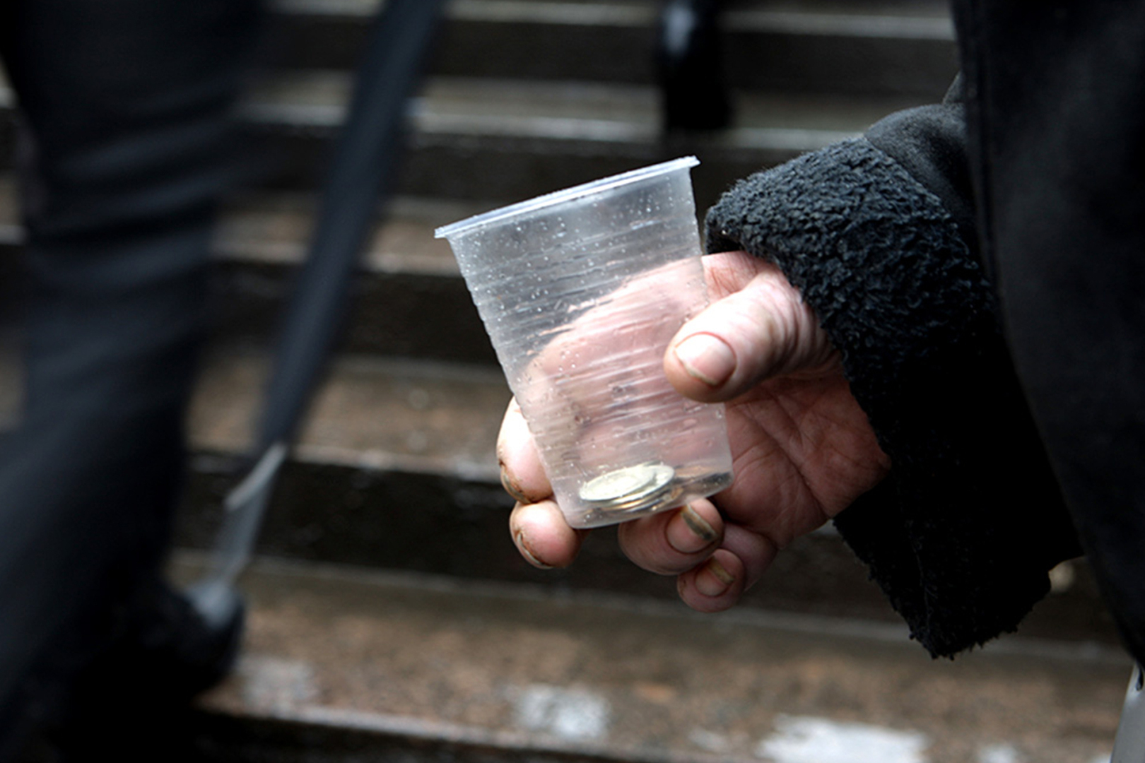 Почему не надо подавать попрошайкам на улице