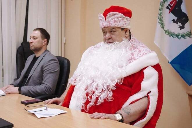 Политический косплей мэра города Саянска. "Кем я только не был! Царём был, капитаном, подсолнухом, снеговиком... тоже был"