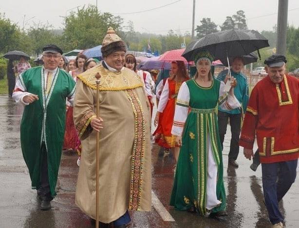 Политический косплей мэра города Саянска. "Кем я только не был! Царём был, капитаном, подсолнухом, снеговиком... тоже был"