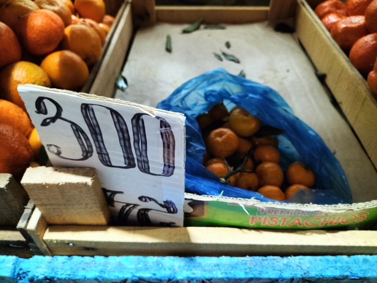 Как цены бьют рекорды повышения к Новому году в Крыму. Мандарины "золотые" - фото с рынка. Торговцы наглеют