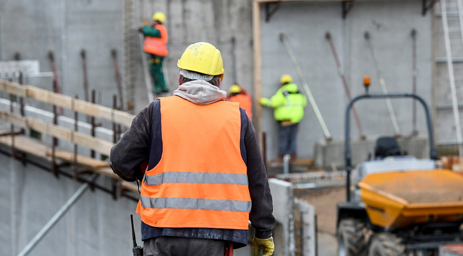 Кому могут снизить зарплату за месяц и за что?