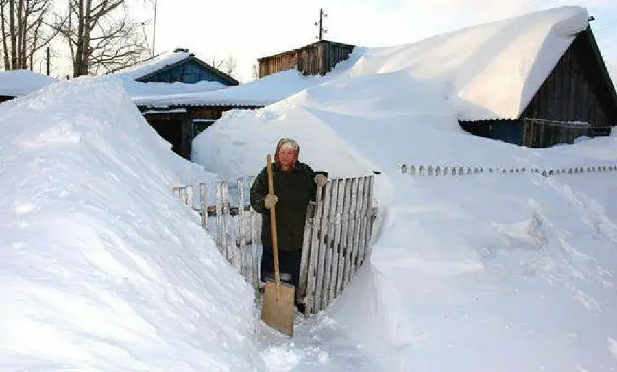 Перед людьми неудобно...