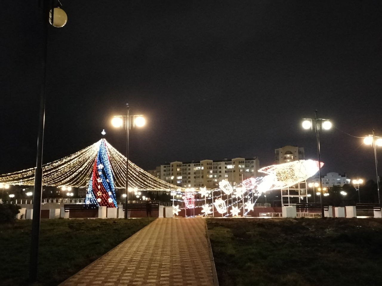 Ещё лучше сделали установив вторую новогоднюю елку в Севастополе - фото. Праздник будет при сохранении "желтого" уровня террористической опасности