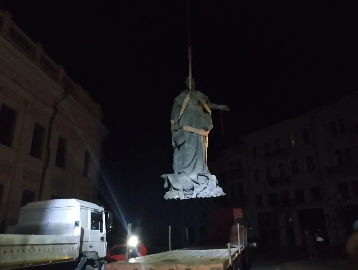 «Екатерину II (София Фредерика Августа Ангальт-Цербстская) вернуть на место№ - Олух Шольц.