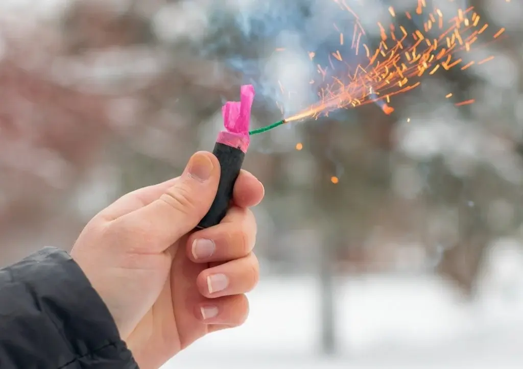 Названы самые частые травмы в новогодние праздники: переломы и ожоги от петард