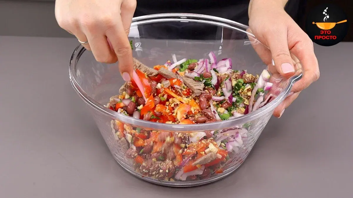 Витамины на столе.