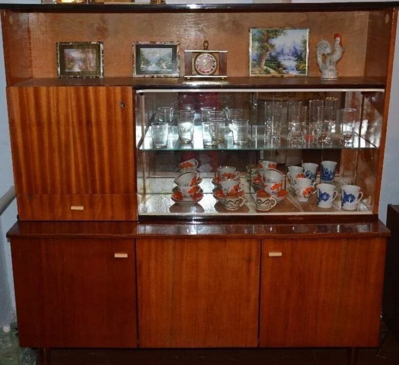 Зачем хранили посуду в серванте?