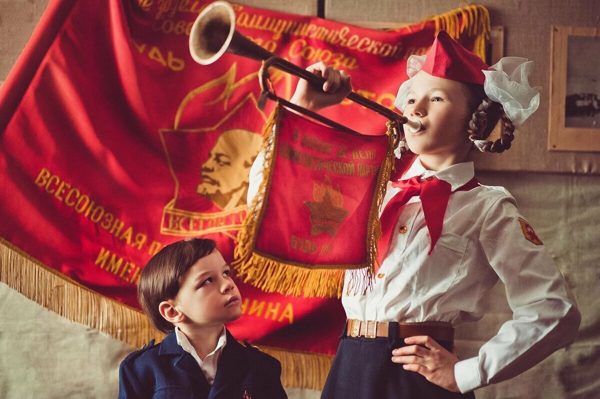 Поколение, выросшее в СССР: с правильными моральными ценностями и идеологией. Поколение, выросшее в России: секс, наркотики, власть денег. Или не так?