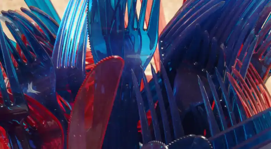 Англия скоро запретит одноразовые пластиковые столовые приборы и тарелки