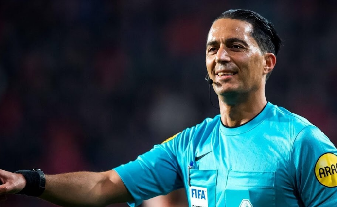 Судья Гёзюбюк лидирует в главном матче между Фейеноордом и Аяксом