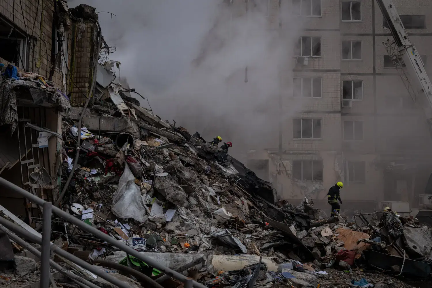 Украина увеличивает число погибших в результате удара по жилому комплексу, поскольку спасательные работы продолжаются третий день.